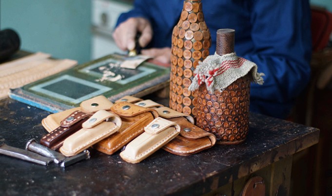 Artesãos brasileiros: à moda da confecção artesanal em couro: