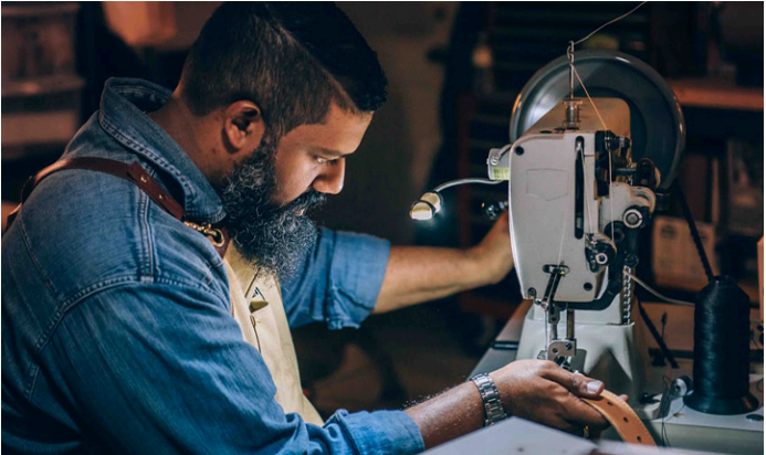 A moda antiga: homem cria peças de couro à mão em São Conrado